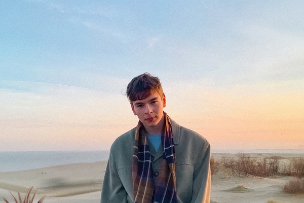 «Дизайн — это бесконечный поиск своей случайности». Интервью с Эльдаром Искаковым