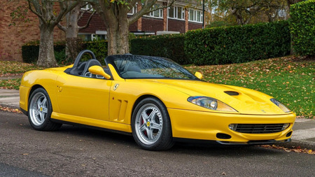 FERRARI БЕЗ КРЫШИ И С ШЕСТЬЮ ВЫХЛОПНЫМИ ТРУБАМИ FERRARI БЕЗ КРЫШИ И С ШЕСТЬЮ ВЫХЛОПНЫМИ ТРУБАМИ
