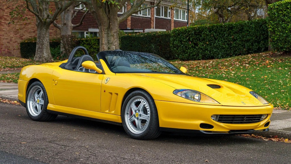 FERRARI БЕЗ КРЫШИ И С ШЕСТЬЮ ВЫХЛОПНЫМИ ТРУБАМИ