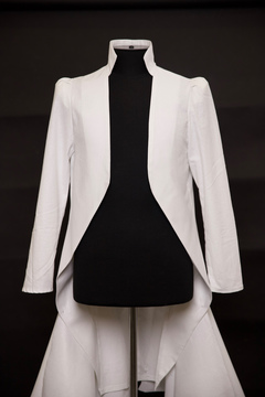 Разработка сюртука Дэвида Боуи от Александра Маккуина методом наколки