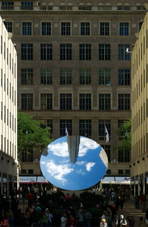 Зеркала в творчестве Аниша Капура