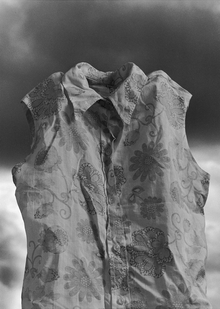 Одежда как центральный объект и главная метафора.