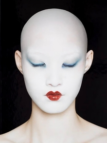 Гротеск и ирония в современной фотографии (1990-2024)