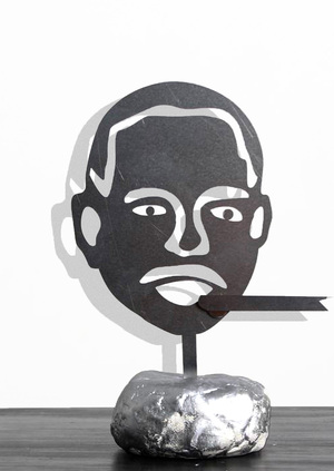 Отражение Дэвида Смита в металле