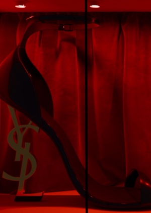 Витрина бренда Saint Laurent