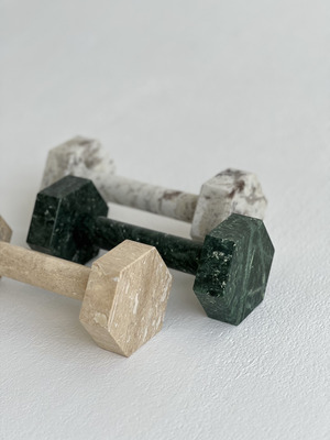 Mineral 2 — это серия гантелей, выполненных из прочных и красивых природных материалов: гранита и мрамора.