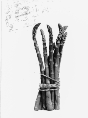 В ЧЕРНО-БЕЛЫХ ОТТЕНКАХ