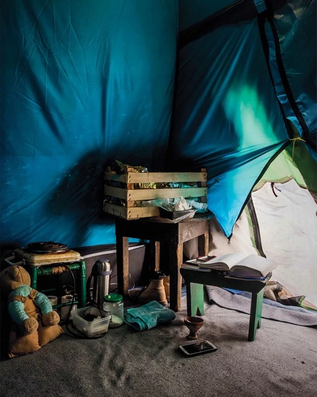 Между домом и ничем: визуальные хроники миграции