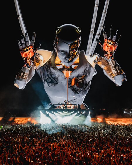 Конфликт природы человека и технологий в образах электронных музыкантов