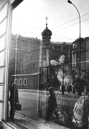 Окно в советской фотографии как символ и нарративный элемент