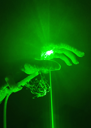 Перфоманс «Укрощение света» с инструментами на оптических датчиках