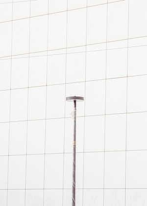 Новенький фонарь на углу улицы