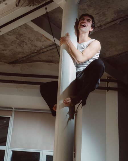 Участие Димы Магния в перформансе «АХАХХАХА»