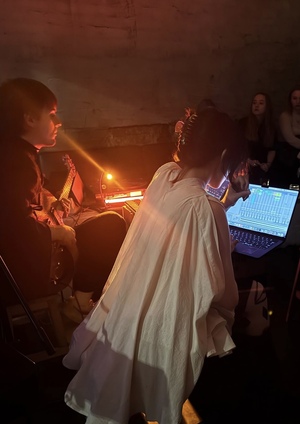 Live-перфоманс из полевых записей и гитары в Автомойке