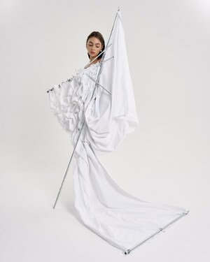 Опустили паруса