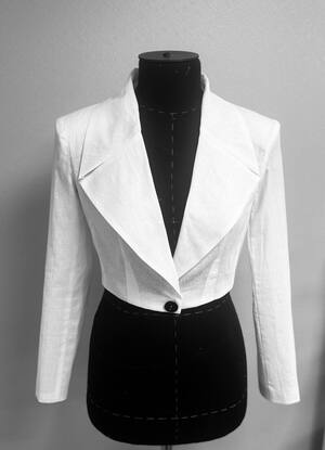 Макет женского укороченного жакета на конкретную фигуру