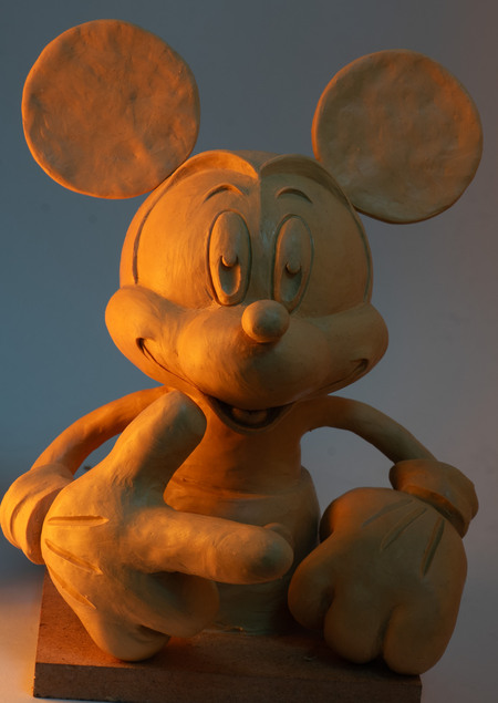  Анимационная скульптура: Микки Маус и череп