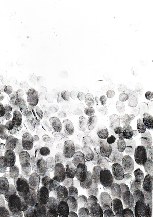 между пальцев