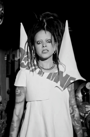 Топ '1000+1 addiction' в клипе Нуки - 'Тварь'