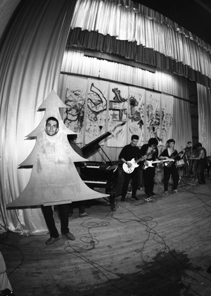 Перформативность в ленинградском неофициальном искусстве 1980-х