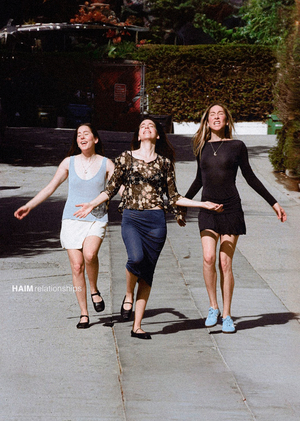 Темы сестринства и естественности в визуальной эстетике группы Haim