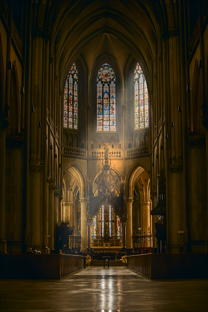 Анатомия Готики: Визуальная инженерия Витража как «Световой Экран»