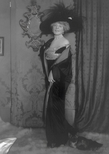 До войны: женственность как форма и рамка