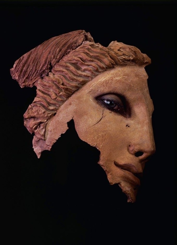 Сила и слабость: женские образы в театральной маске