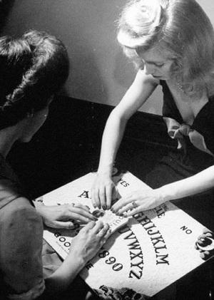 Доска Уиджи: феномен на стыке игры, ритуала и коммерческого продукта