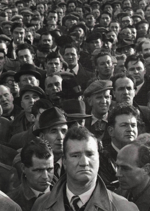 Толпа как инструмент уличной фотографии:  Унификация, Причастность, Среда