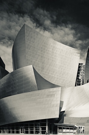 От ясности к смыслу: визуальная трансформация архитектуры XX века»