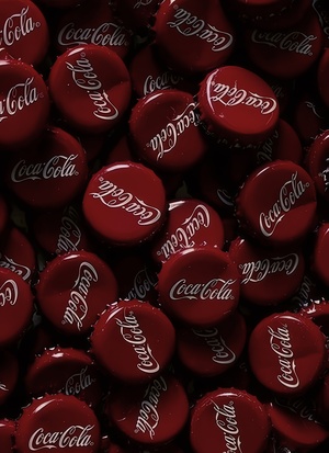 Идентичность Coca-Cola: от рукописного логотипа к глобальному символу.
