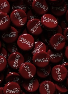 Идентичность Coca-Cola: от рукописного логотипа к глобальному символу. Идентичность Coca-Cola: от рукописного логотипа к глобальному символу.