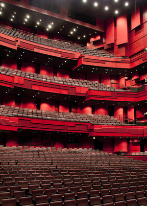 «Театр во времени: визуальная эволюция архитектуры»