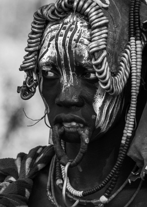 Пирсинг. Откуда пошла мода носить металл на лице.