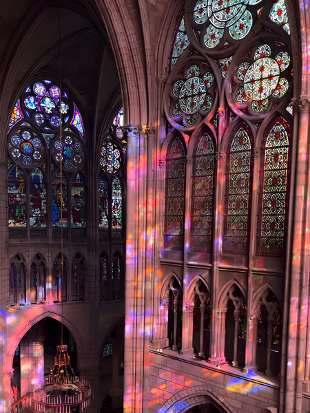 Цвет и свет в готических соборах: витраж как проводник нематериальности