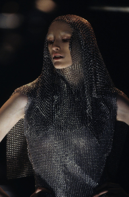 Феномен сакральной моды в 1990-х