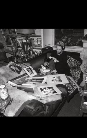 Фотография как продолжение подиума: визуальные стратегии Дома Schiaparelli