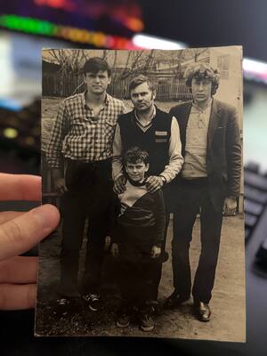 Память семьи и то, как личные воспоминания передаются через поколения.