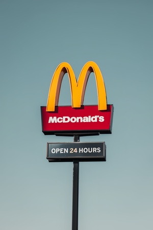 Мгновенная узнаваемость: визуальная эффективность рекламы McDonald’s