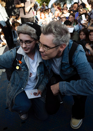 Конкурс двойников умного человека в очках скачать обои