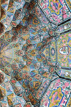 Философия орнамента в исламском искусстве: от майолики до эпиграфики