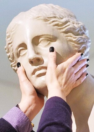 Тактильность или табу? Политика «не прикасаться»