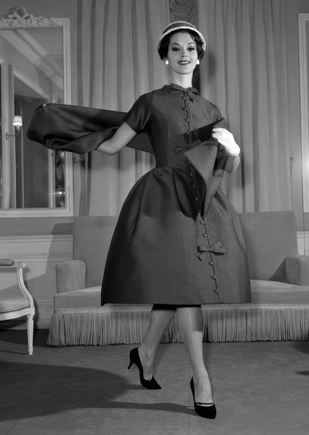 Силуэты платьев 1920–1960-х: как формы одежды меняли женскую фигуру