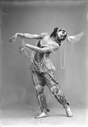 Восточный силуэт и орнамент как тренды в моде 1910-х годов