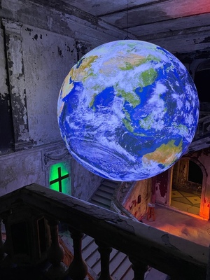 Диалог слова и космоса: что объединяет работы Э. Булатова и «Интерстеллар»