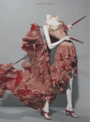 Ткань как рана, ткань как спасение: трансформация травмы в моде