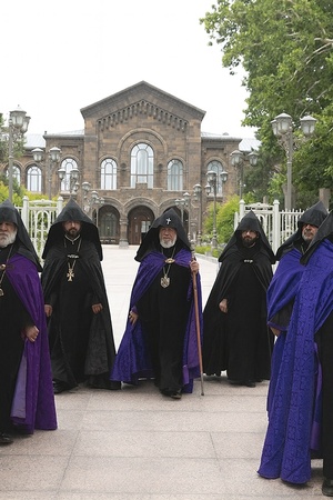 Цвет и календарь в облачениях Армянской апостольской церкви