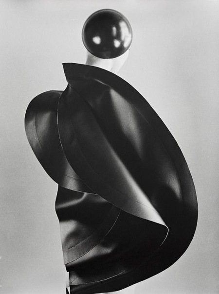 Идеал и форма: трансформация силуэта в моде XX-XXI веков