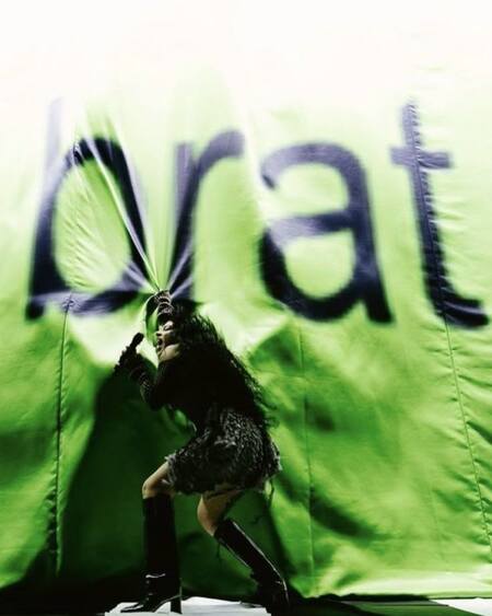 Charli XCX и феномен Brat: психология вирусного успеха